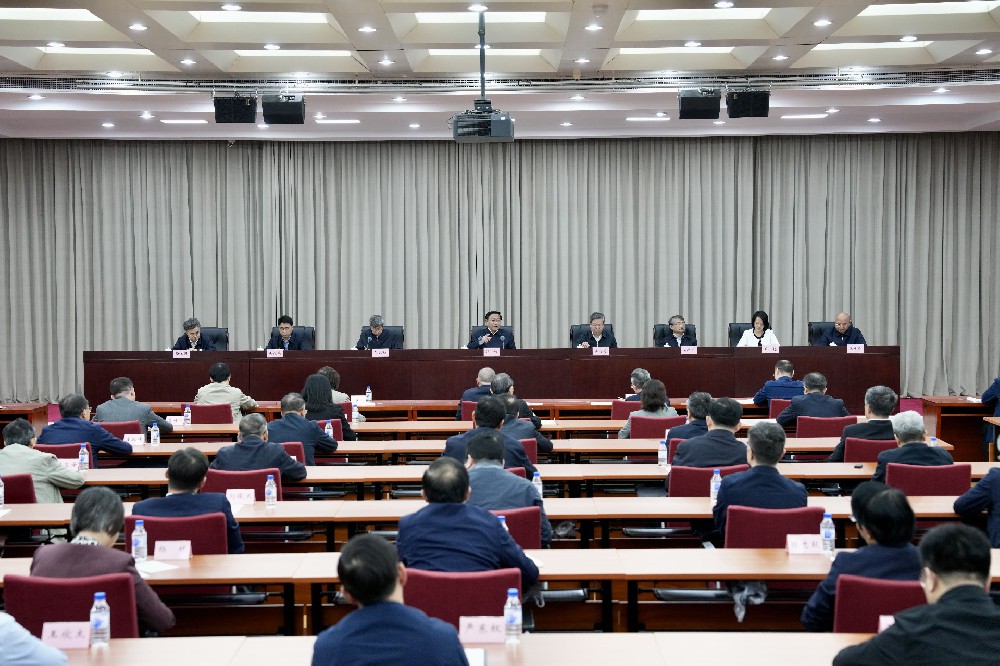 农业农村部召开干部大会 对深入贯彻中央八项规定精神学习教育工作进行再动员再部署