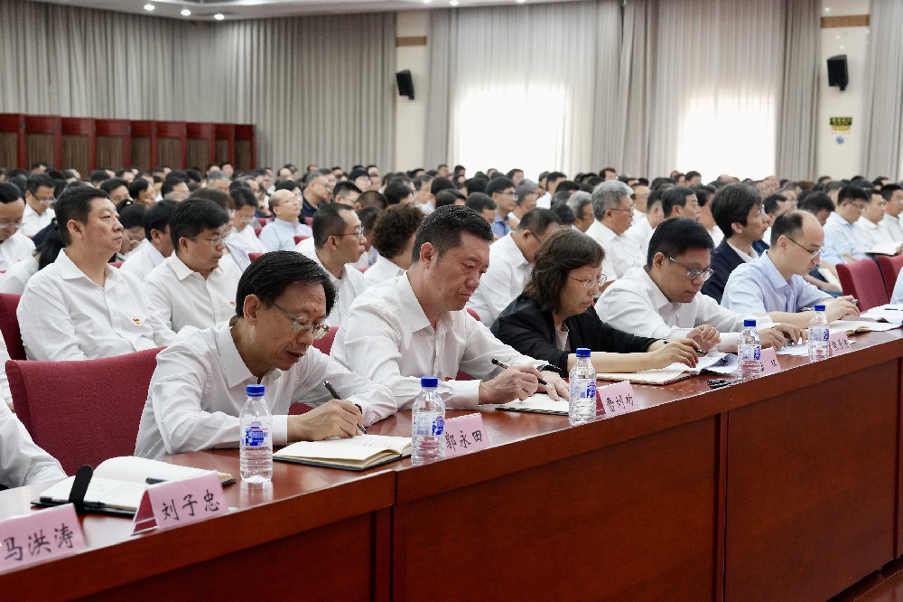 农业农村部党组召开深入贯彻中央八项规定精神学习教育专题党课报告会强调 深入学习领会习近平总书记关于加强党的作风建设的重要论述 以作风建设新成效支撑保障农业农村高质量发展